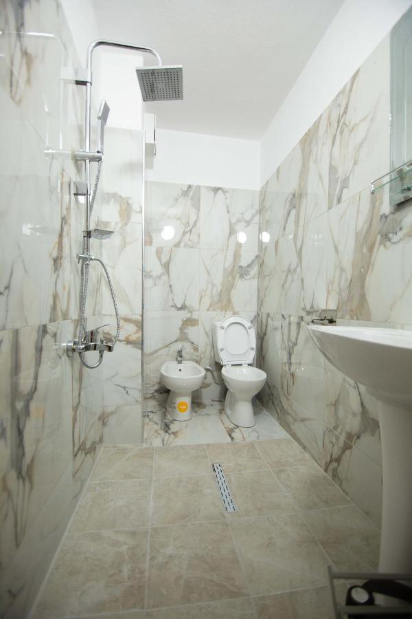 Vila Lika Hotel Korce Ngoại thất bức ảnh
