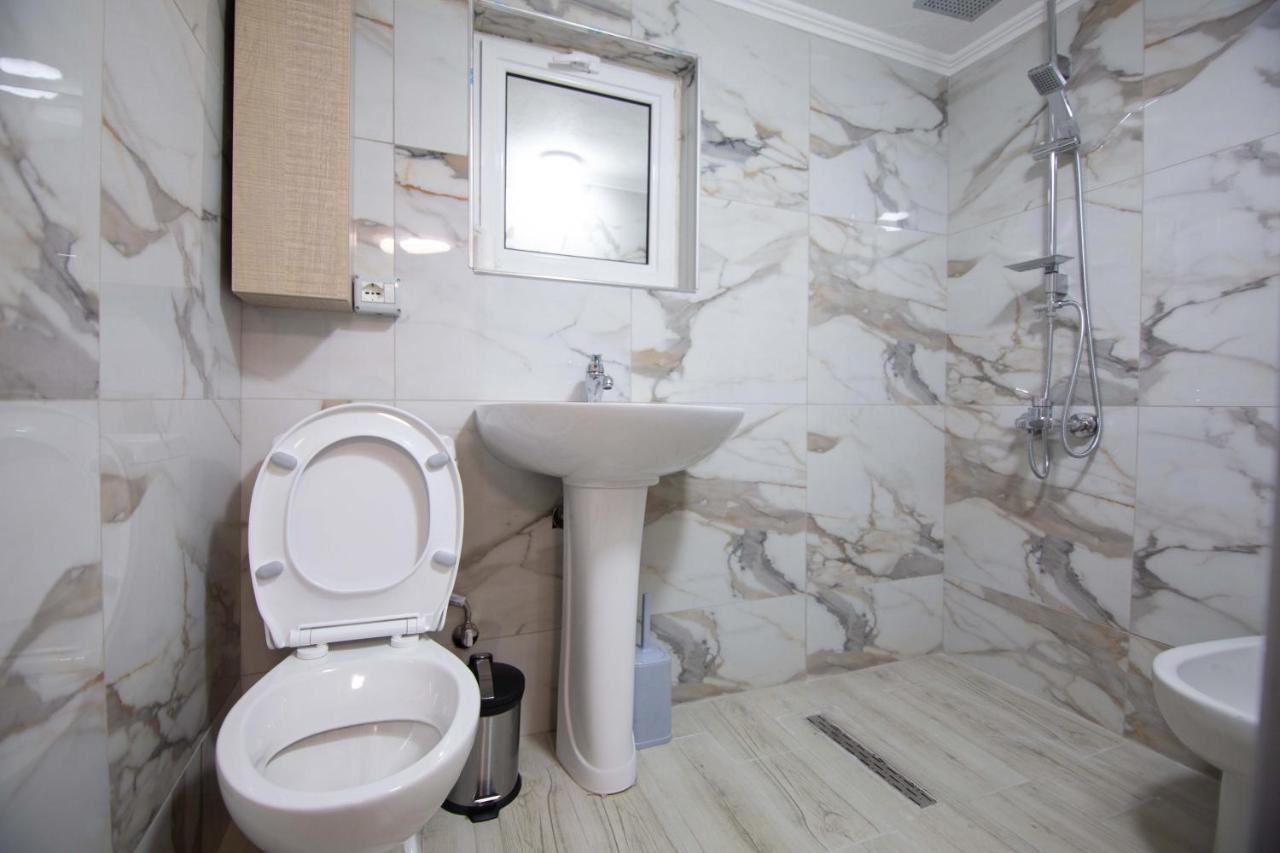 Vila Lika Hotel Korce Ngoại thất bức ảnh
