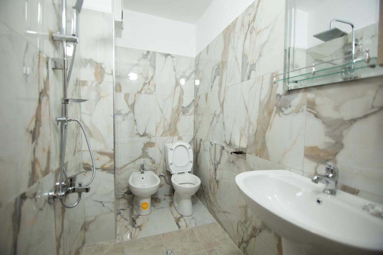 Vila Lika Hotel Korce Ngoại thất bức ảnh