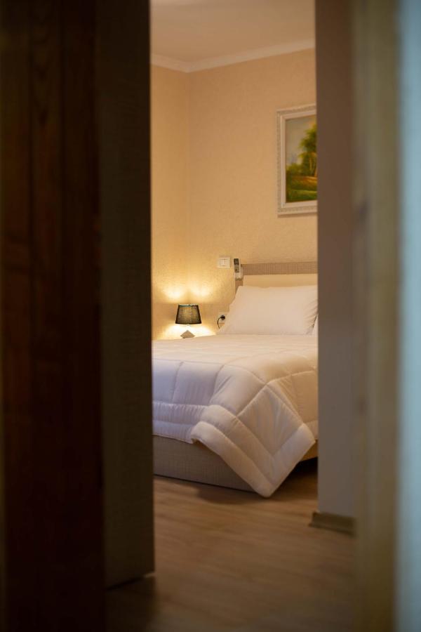 Vila Lika Hotel Korce Ngoại thất bức ảnh