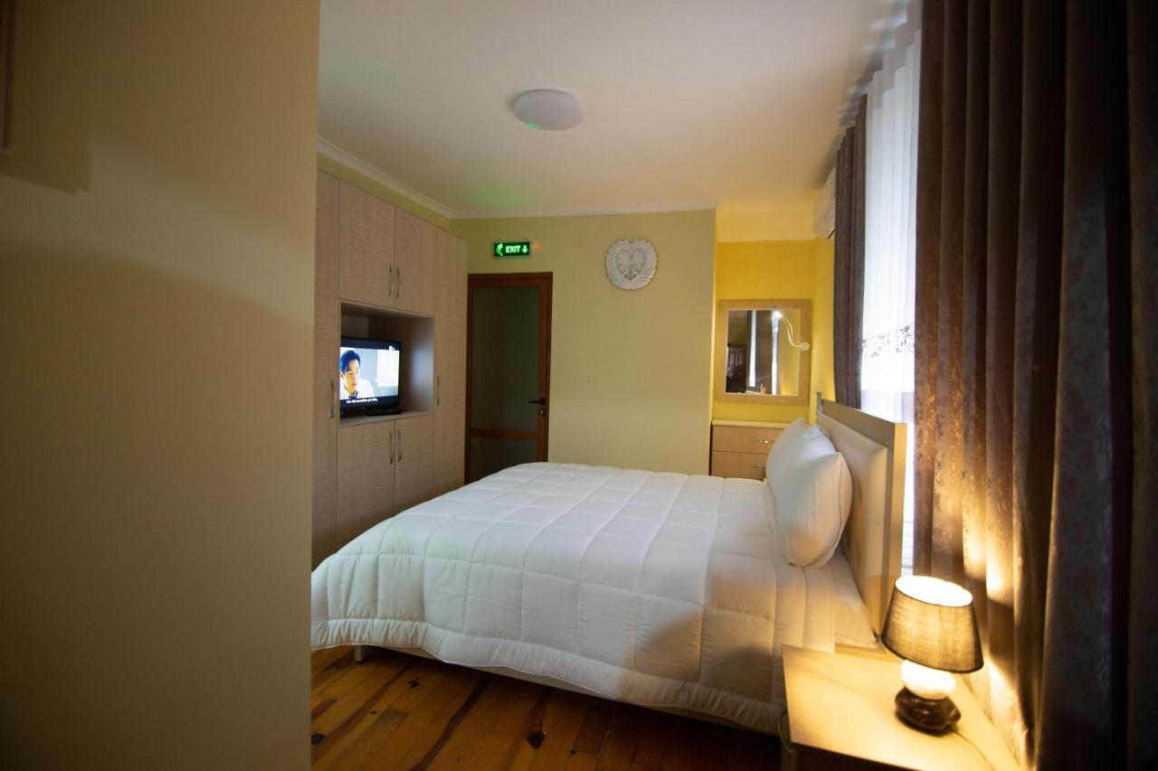 Vila Lika Hotel Korce Ngoại thất bức ảnh