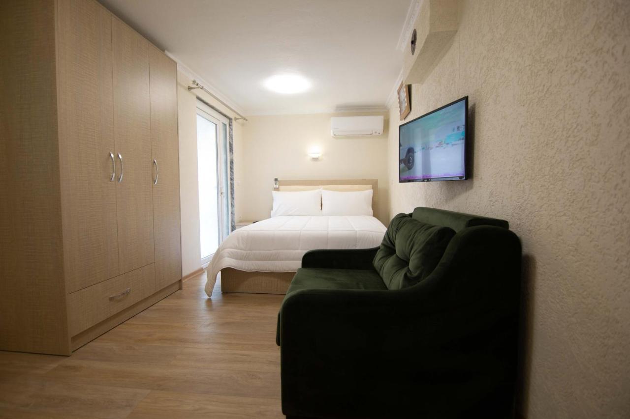 Vila Lika Hotel Korce Ngoại thất bức ảnh