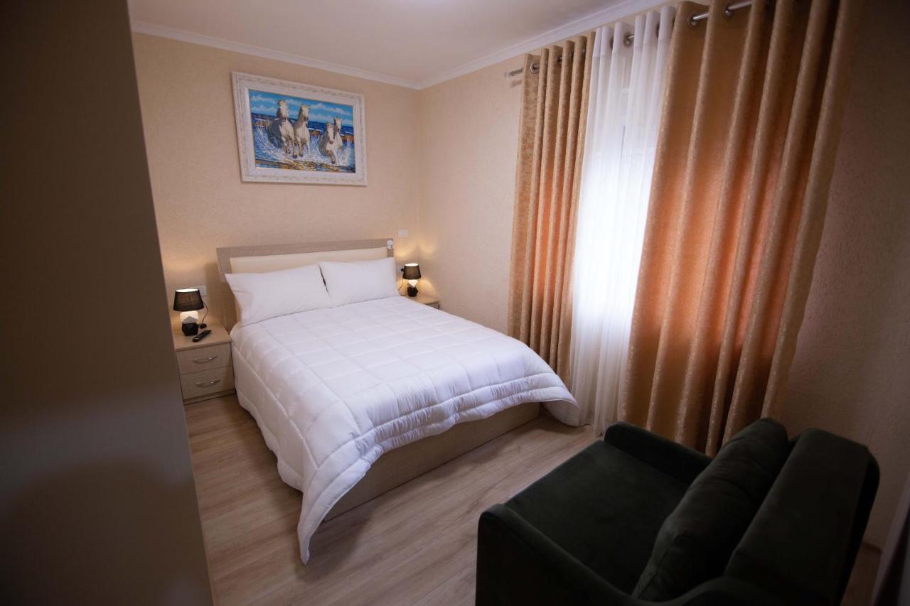 Vila Lika Hotel Korce Ngoại thất bức ảnh