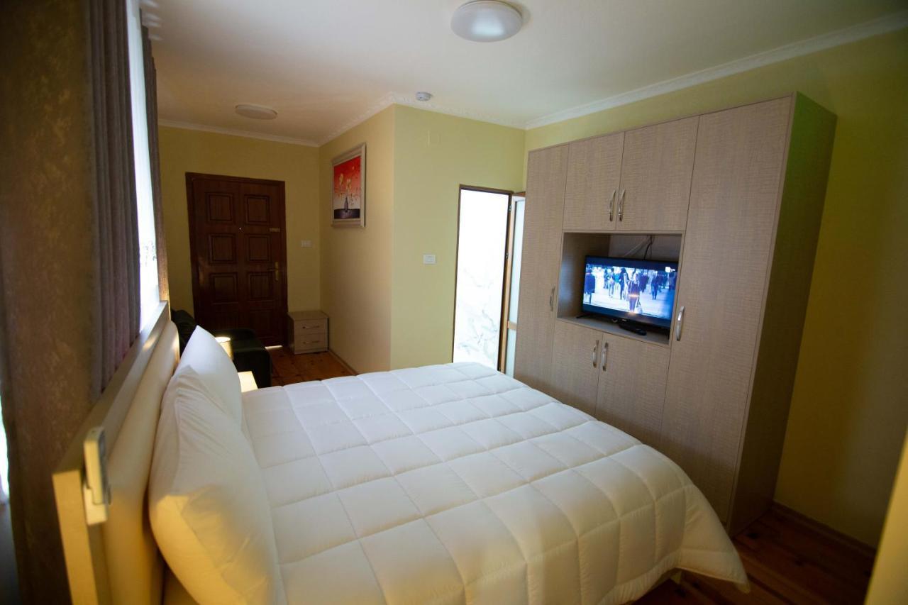 Vila Lika Hotel Korce Ngoại thất bức ảnh