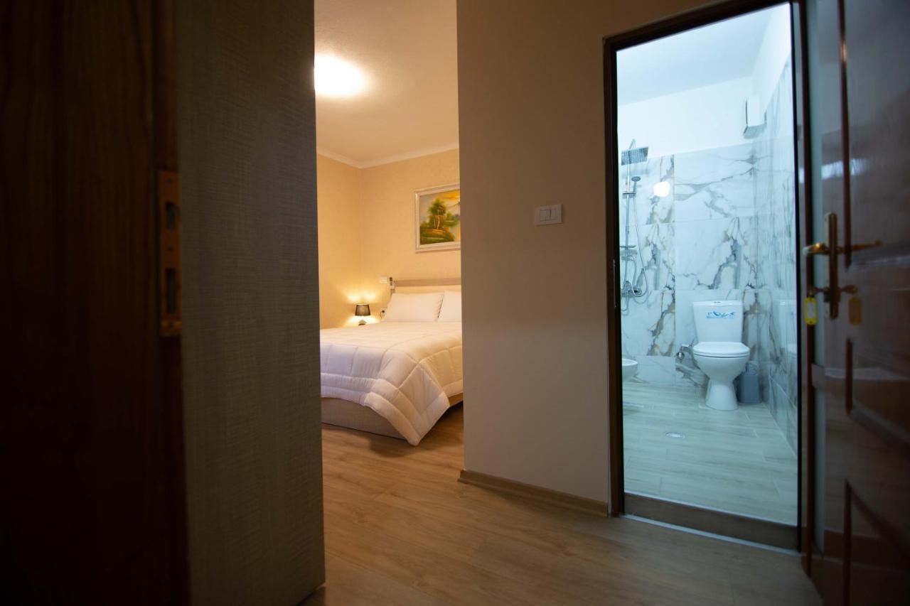 Vila Lika Hotel Korce Ngoại thất bức ảnh