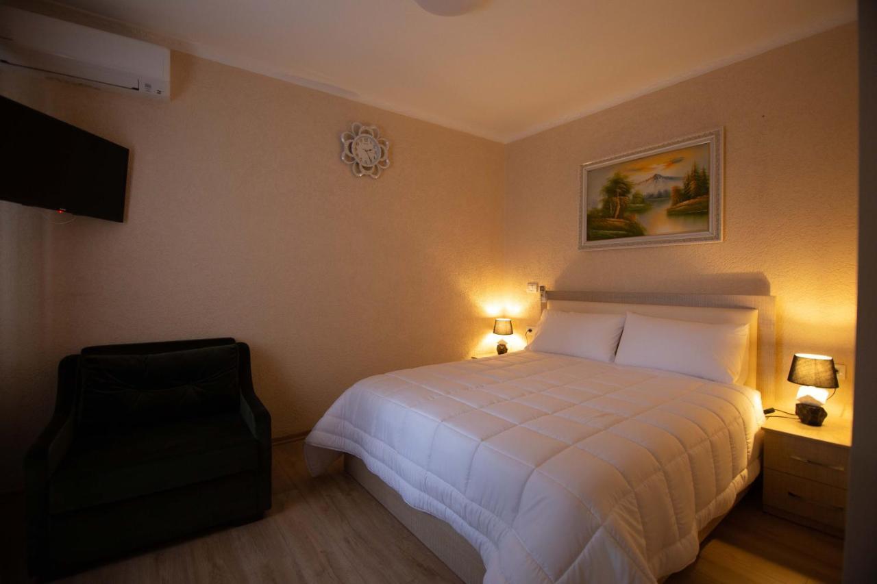 Vila Lika Hotel Korce Ngoại thất bức ảnh