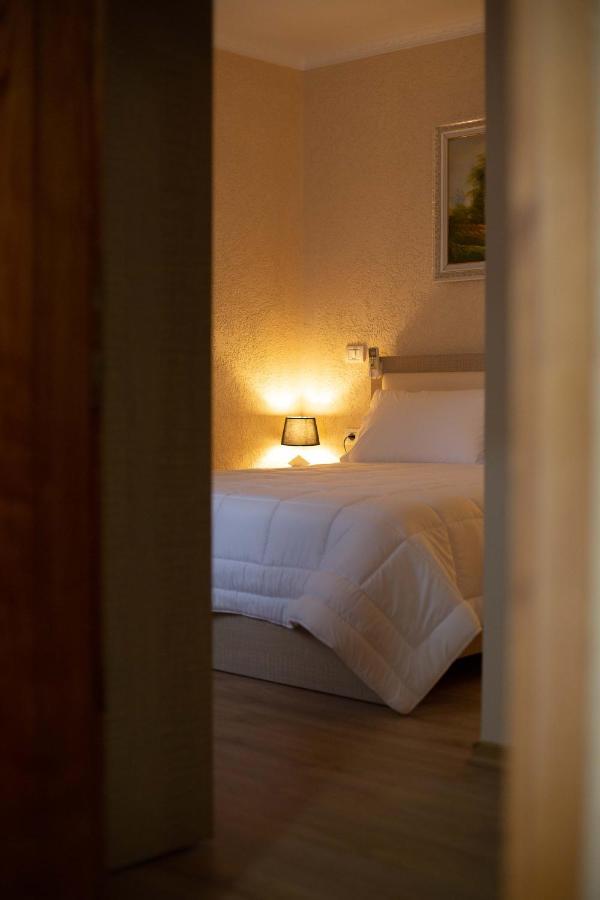 Vila Lika Hotel Korce Ngoại thất bức ảnh