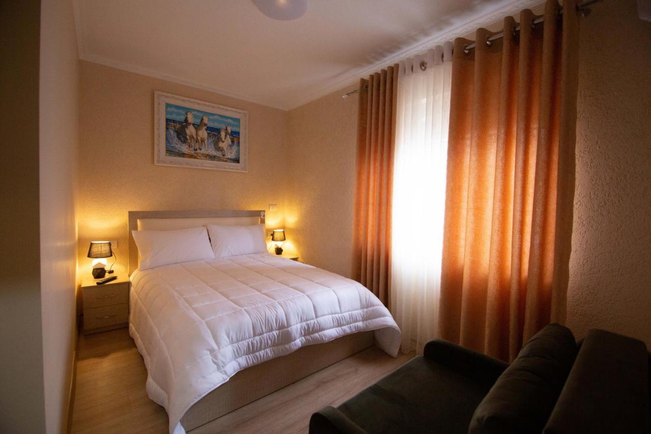 Vila Lika Hotel Korce Ngoại thất bức ảnh