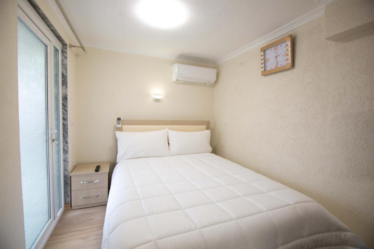 Vila Lika Hotel Korce Ngoại thất bức ảnh