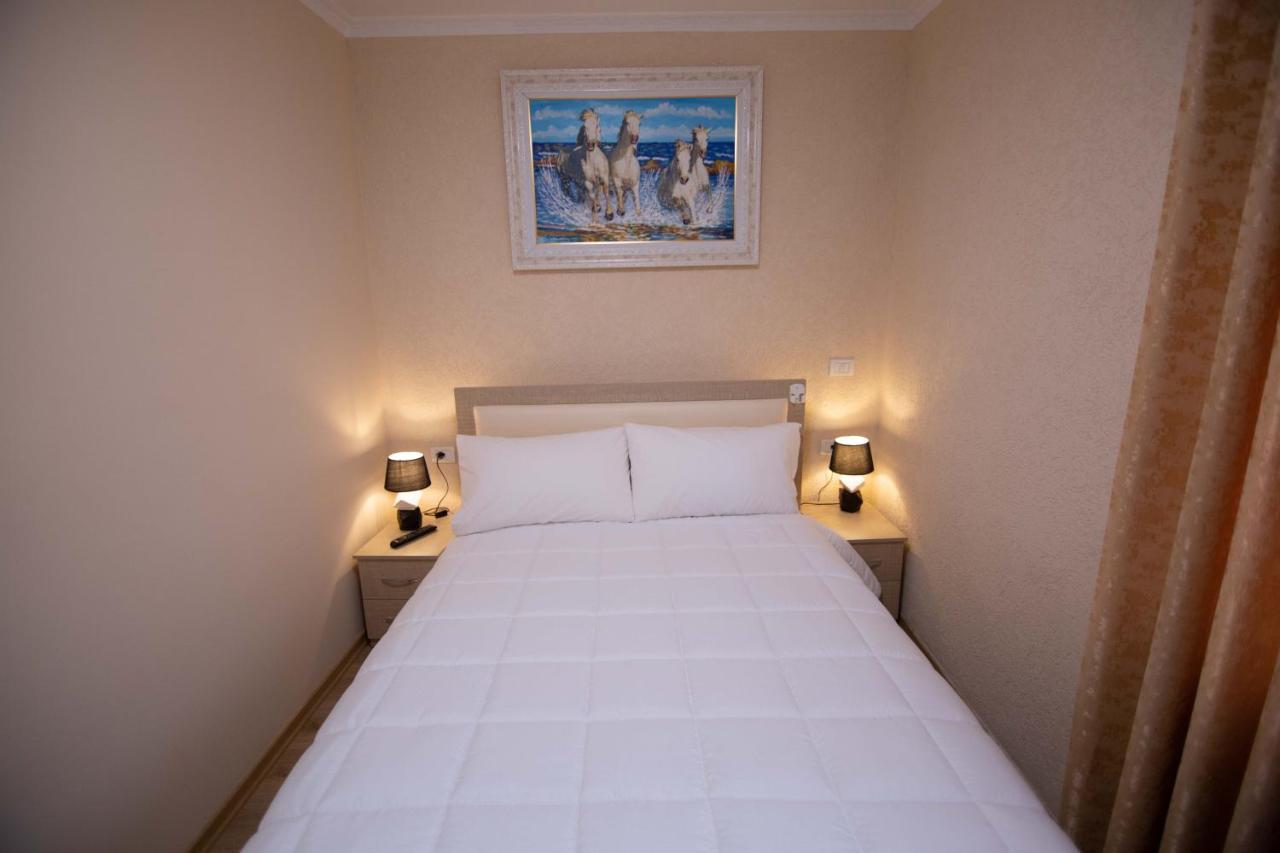 Vila Lika Hotel Korce Ngoại thất bức ảnh