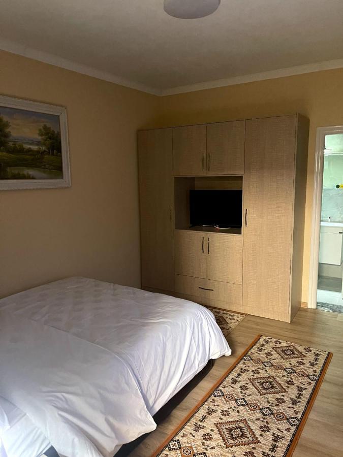 Vila Lika Hotel Korce Ngoại thất bức ảnh
