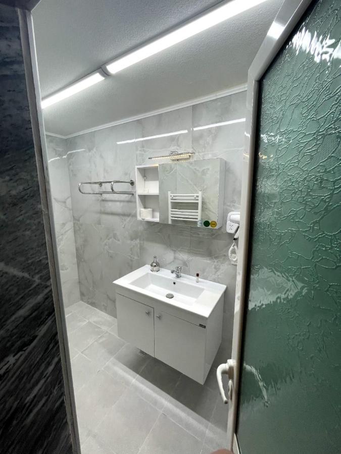 Vila Lika Hotel Korce Ngoại thất bức ảnh