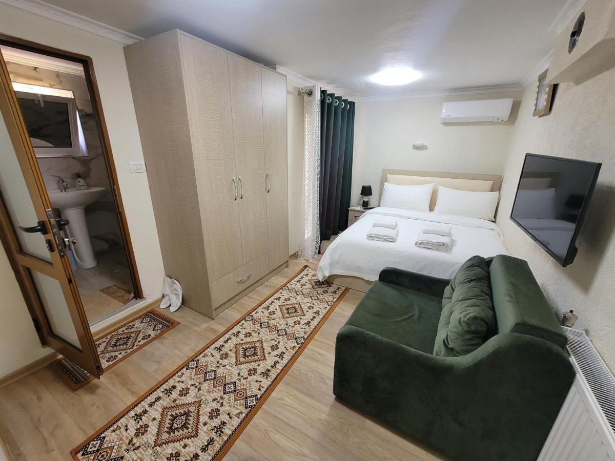 Vila Lika Hotel Korce Ngoại thất bức ảnh
