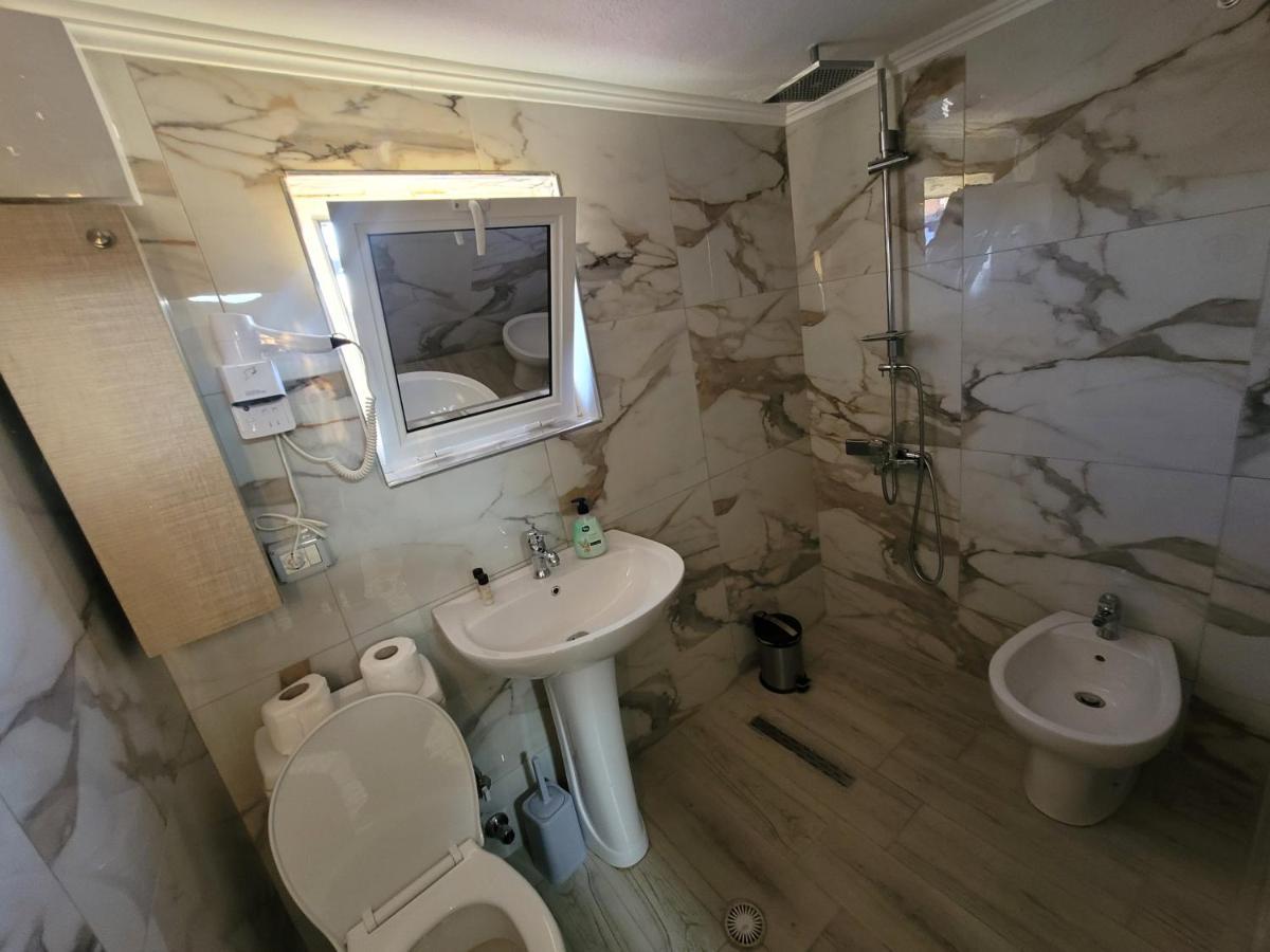 Vila Lika Hotel Korce Ngoại thất bức ảnh